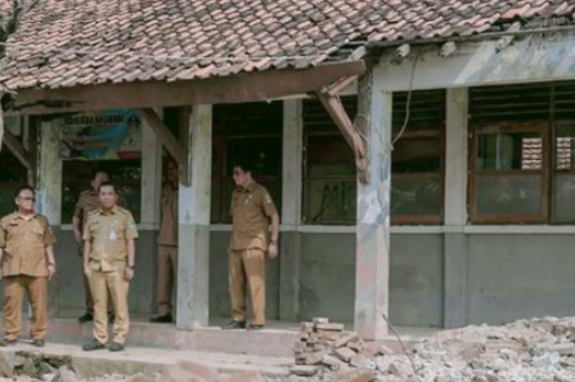 Bupati Karawang Aep Syaepuloh (tengah) saat meninjau bangunan sekolah yang rusak. 