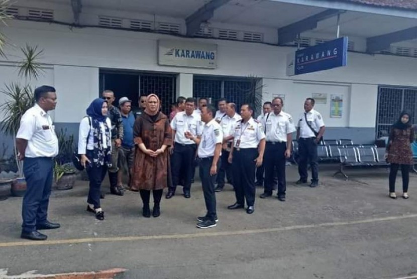 Bupati Karawang Cellica Nurachadiana, bersama sejumlah petinggi PT KAI Daop 1 Jakarta, saat meninjau Stasiun Karawang, Kamis (25/4).