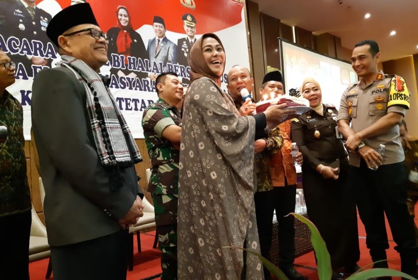 Bupati Karawang Cellica Nurachadiana, bersama unsur forum komunikasi pimpinan daerah, dalam acara halal bi halal dengan ormas dan perwakilan partai politik, Selasa (18/6).