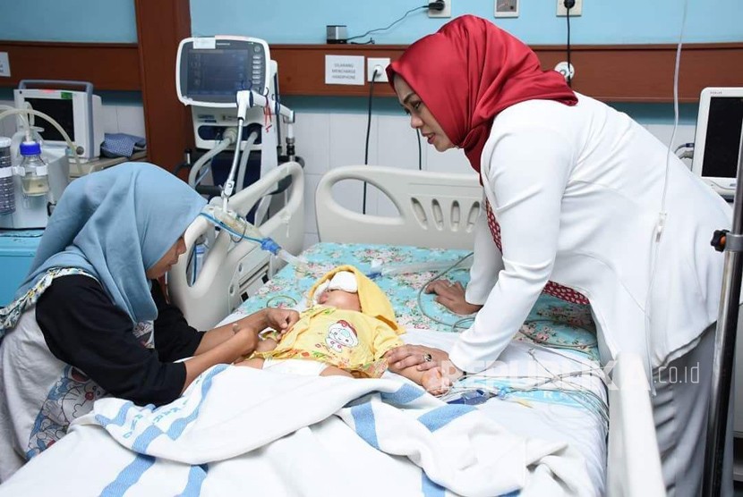 Bupati Karawang Cellica Nurachadiana, menjenguk balita Calista (15 bulan) yang mengalami koma selama 12 hari diduga akibat dianiaya pacar ibu kandungnya, Rabu (21/3). Saat ini, Calista mendapat perawatan intensif di RSUD Karawang.