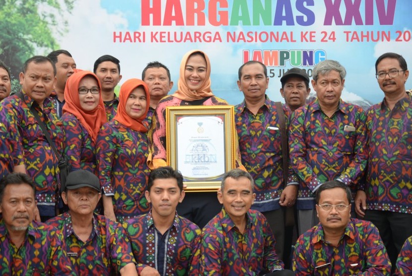 Bupati Karawang dr Cellica Nurrachadiana meraih penghargaan Manggala Karya Kencana karena dinilai sukses menjalankan Program Kependudukan dan Keluarga Berencana dan Pembangunan Keluarga Sejahtera dalam acara puncak Peringatan Hari Keluarga Nasional (Harganas) 2017 di Kota Bandar Lampung, Lampung, akhir pekan lalu. 