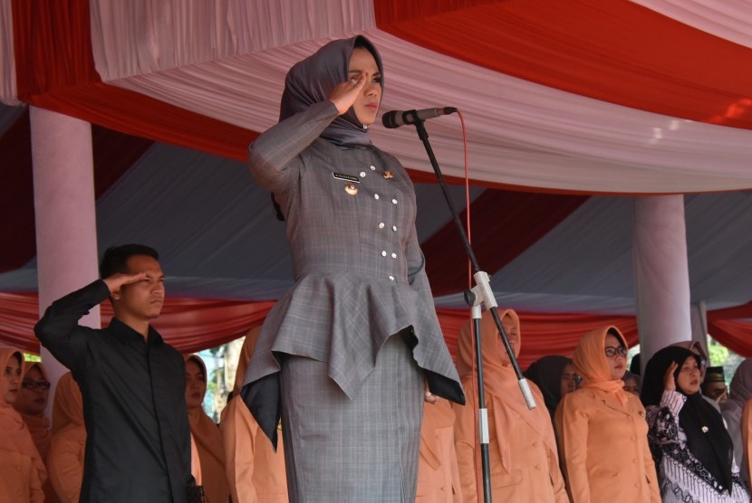 Bupati Karawang Dr Hj Celica Nurrachadiana saat menjadi pembina upacara peringatan Hari Pendidikan Nasional tingkat Kabupaten Karawang  di Lapang Karang Pawitan, Kabupaten Karawang, Rabu (2/5).