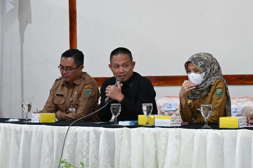 Bupati Kebumen Arif Sugiyanto menggelar rapat dengan para kepala sekolah SD Negeri di Karanganyar, Kebumen, Selasa (20/9/2022). 
