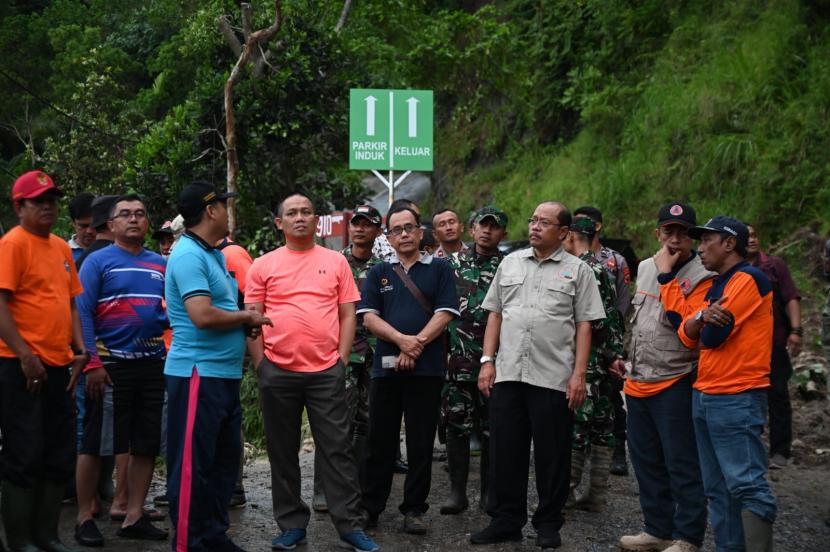 Bupati Kebumen Arif Sugiyanto saat memantau lokasi terjadinya bencana alam banjir. 