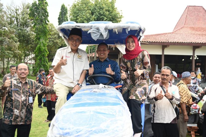 Bupati Kebumen Arif Sugiyanto (tengah) dan Anggota Komisi IV DPR RI Krt Darori Wonodipuro (kiri) menyerahkan alsintan kepada Gapoktan di halaman Pendopo Kabumian, Kamis (14/7/22). 