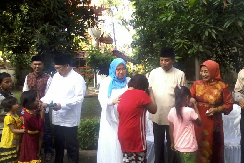 Bupati Kepulauan Seribu Asep Syarifudin (kiri) saat open house di rumah dinasnya, Kamis (8/8)