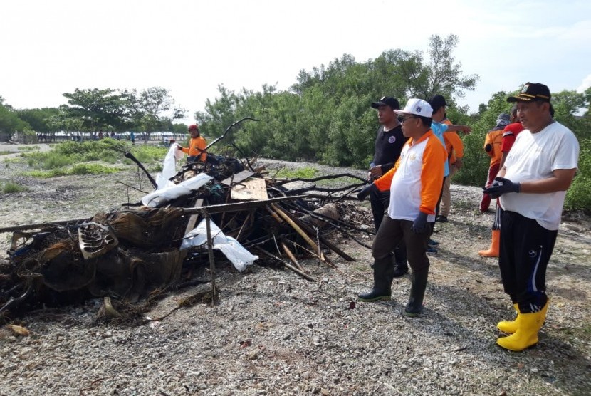 Bupati Kepulauan Seribu, Husein Murad (Baju Putih Oranye) memimpin kegiatan gempur sampah di Pulau Untung Jawa, Jumat (7/12).