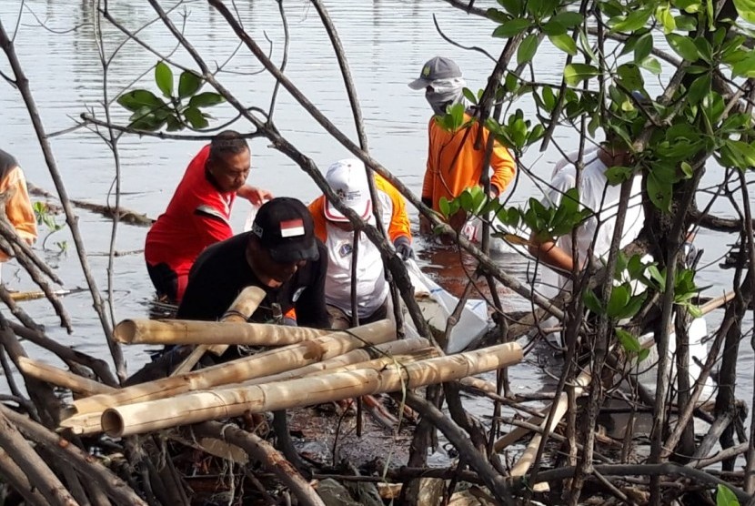 Bupati Kepulauan Seribu, Husein Murad (Baju Putih Oranye) memimpin kegiatan gempur sampah di Pulau Untung Jawa, Jumat (7/12).