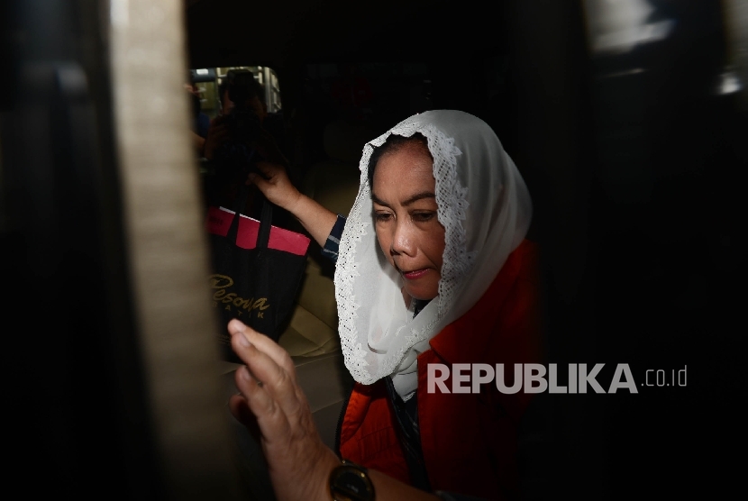 Bupati Klaten non aktif Sri Hartini meninggalkan Gedung KPK usai menjalani pemeriksaan di Jakarta, Rabu (18/1).