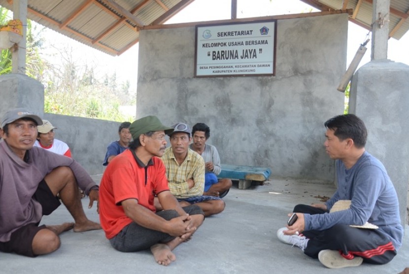 Bupati Klungkung-Bali I Nyoman Suwirta, mensosialisasikan program penataan dengan sejumlah petani garam dan nelayan di pesisir Pantai Belatung, Desa Pesinggahan, Kecamatan Dawan Kabupaten Klungkung, Minggu (21/1)