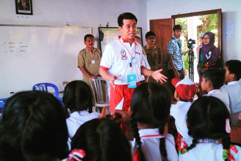 Bupati Klungkung Bali, I Nyoman Suwirta saat melakukan sosialisasi BSM di SDN 1 Semarupa Kangin pada Sabtu (3/2).