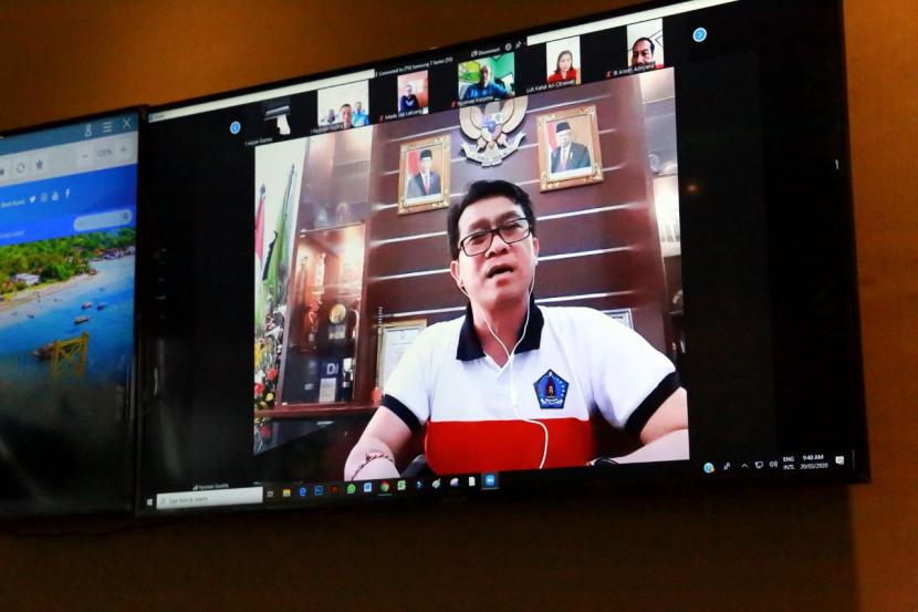 Bupati Klungkung I Nyoman Suwirta beserta jajarannya menggelar rapat online yang membahas perihal instruksi pendirian posko siaga darurat bencana Covid-19.
