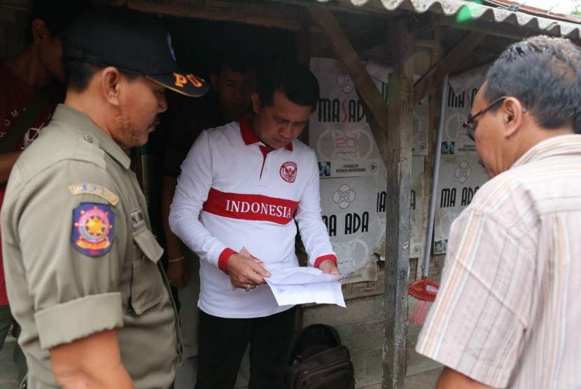   Bupati Klungkung, I Nyoman Suwirta saat melakukan sidak dan penutupan tempat hiburan Ilegal di Klungkung Bali, Ahad (6/1).