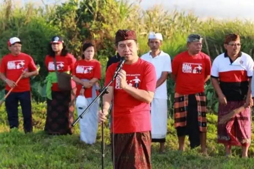 Bupati Klungkung Nyoman Suwirta (tengah).