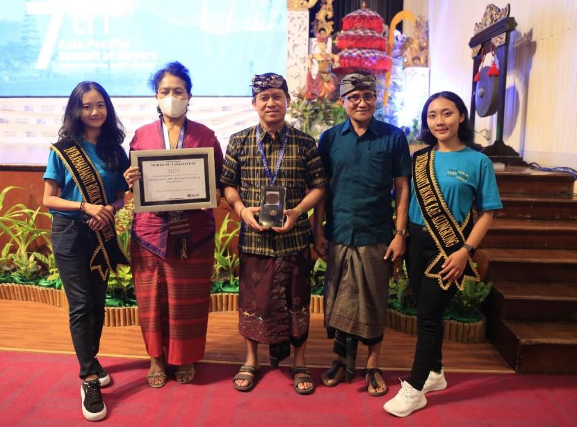 Bupati Klungkung Suwirta (tengah) saat menerima penghargaan World No Tobaco Day Award dari WHO,  Sanur, 1 Desember 2022