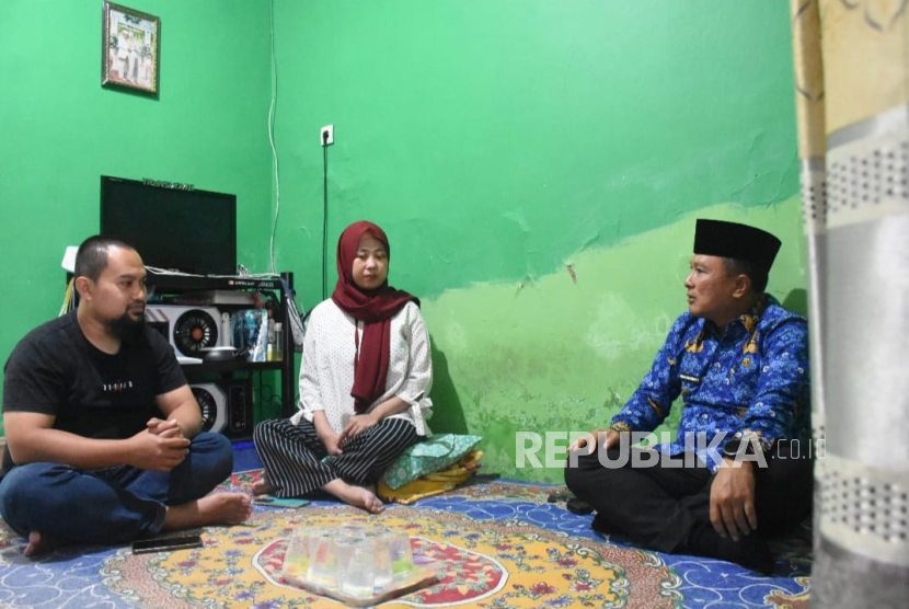 Bupati Kuningan, Dian Rachmat Yanuar, mengunjungi kediaman Irmawati di Desa Gandasoli, Kecamatan Kramatmulya, Kamis (17/7/2025). Irmawati kehilangan bayi yang dikandungnya, yang diduga akibat kelalaian pihak rumah sakit. 