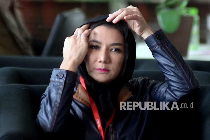 Bupati Kutai Kartanegara Rita Widyasari menunggu pemeriksaan di Gedung KPK, Jakarta, Jumat (6/10). 