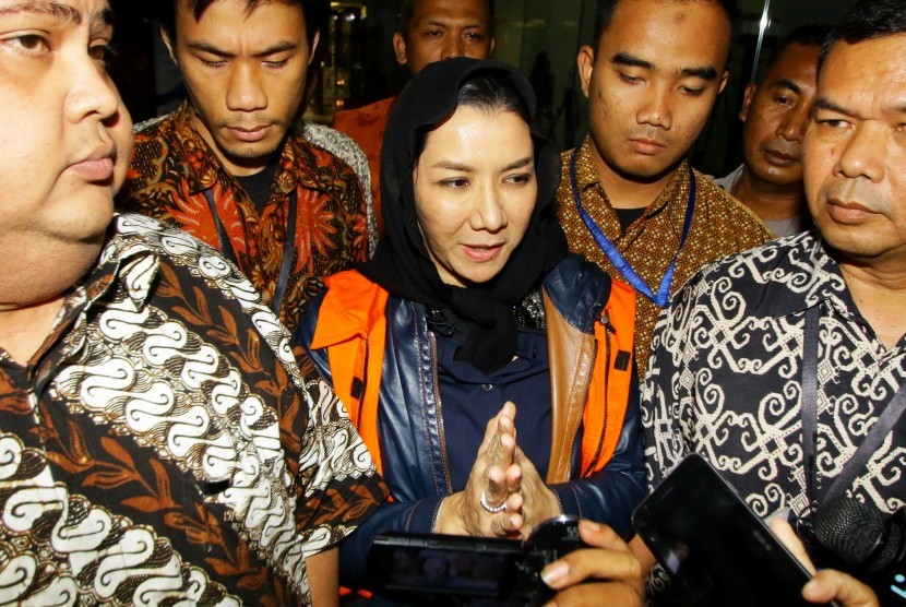 Bupati Kutai Kartanegara Rita Widyasari (tengah) dikawal petugas seusai menjalani pemeriksaan di Gedung KPK, Jakarta, Jumat (6/10).