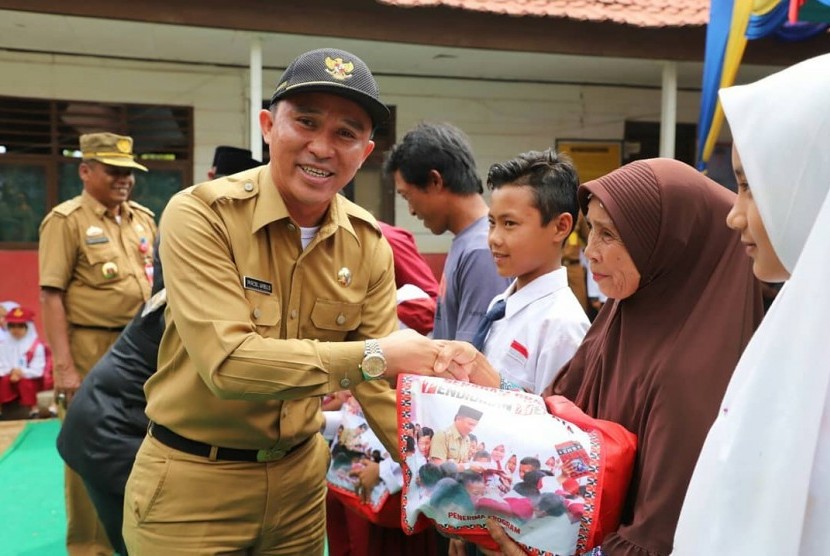 Bupati Lampung Barat Parosil Mabsud bagikan seragam sekolah gratis tingkat SD dan SMP se-Kabupaten Lampung Barat, Selasa (3/12).