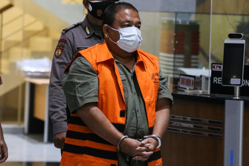 Bupati Langkat Terbit Rencana Perangin Angin memakai rompi tahanan usai menjalani pemeriksaan di gedung KPK, Jakarta. KPK masih mendalami aset milik Bupati Langkat nonaktif Terbit Rencana Peranginangin.