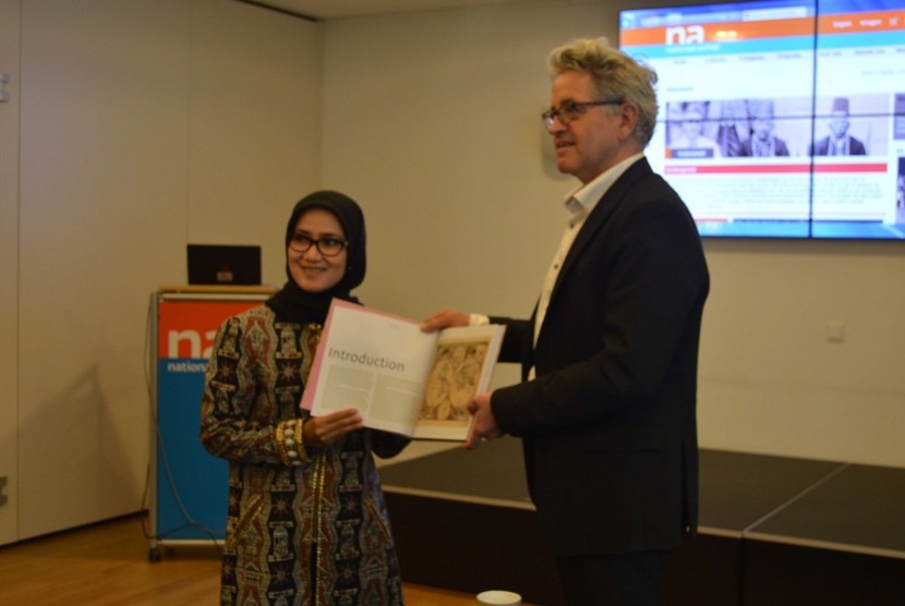 Bupati Lebak Banten Iti Octavia Jayabaya menerima cinderamata buku dari  Direktur Arsip Nasional Belanda Marens Engelhard