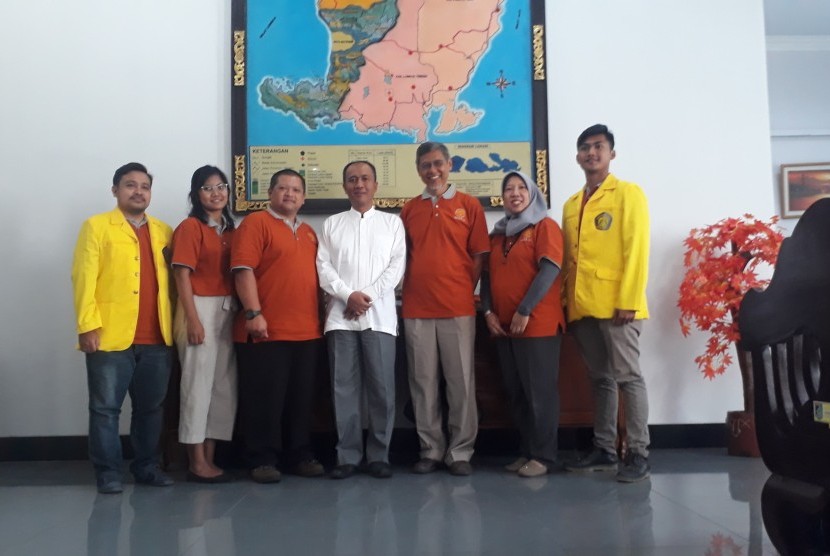 Bupati Lombok Barat Fauzan Khalid dan Tim Pengmas KWA Universitas Indonesia di Kantor Bupati Lombok Barat, Jumat (2/8).