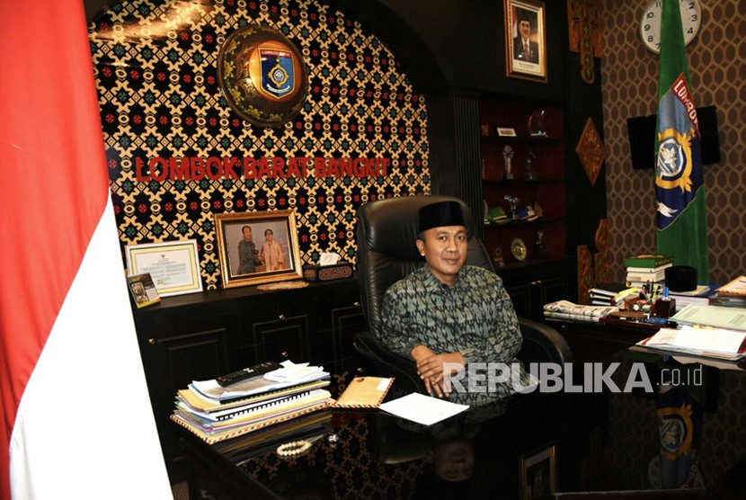 Bupati Lombok Barat Fauzan Khalid di ruang kerjanya pada Kamis (25/1).