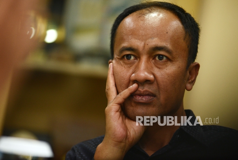 Bupati Lombok Barat Fauzan Khalid (kanan) memberikan pemaparan kepada Redaksi Harian REPUBLIKA saat berkunjung ke Kantor REPUBLIKA, Jakarta, Kamis (8/9). (Republika/Raisan Al Farisi)