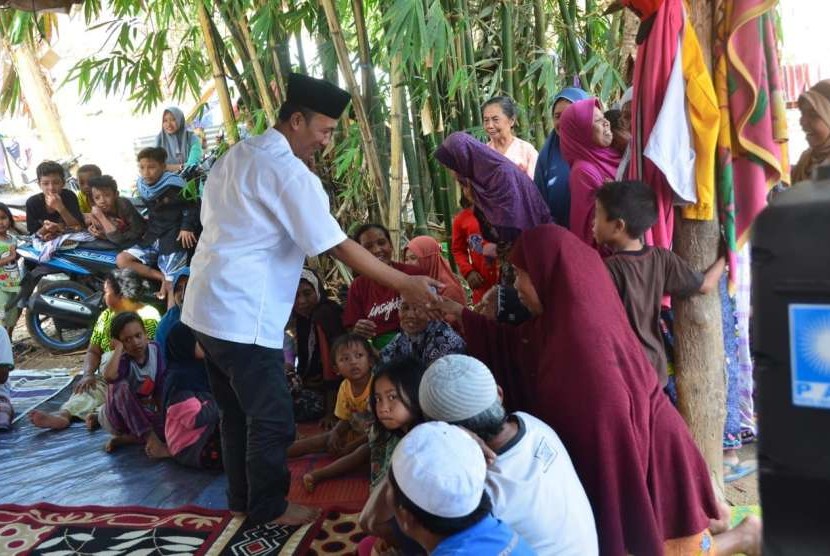 Bupati Lombok Barat Fauzan Khalid meninjau dan menyalurkan bantuan di Desa Gunungsari, Kecamatan Gunungsari, Lombok Barat, NTB, Rabu (15/8).