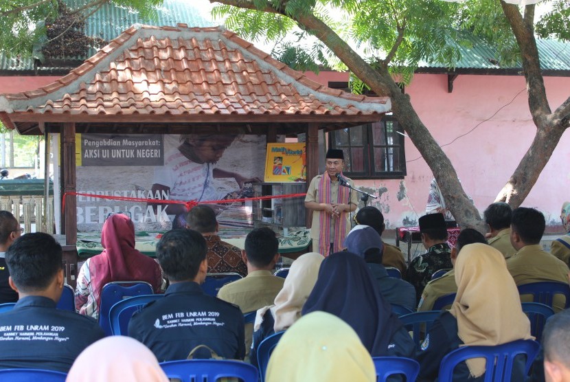 Bupati Lombok Barat Fauzan Khalid meresmikan Berugak Baca yang dibangun tim Pengabdian Masyarakat Program Studi Kajian Wilayah Amerika (KWA) SKSG Universitas Indonesia di SDN 3 Batulayar, Lombok Barat, NTB, Senin (5/8).