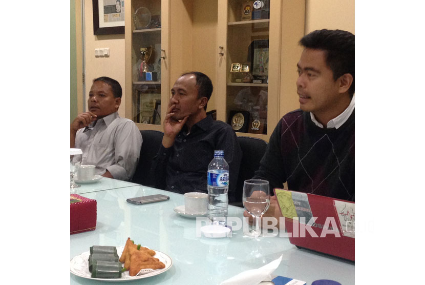  Bupati Lombok Barat Fauzan Khalid (tengah) bersilaturahim ke Kantor Republika.