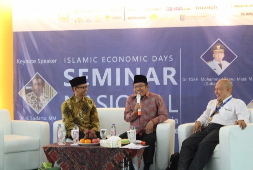 Bupati Lombok Najmul Akhyar (tengah) berbagi rahasia sukses mengembanngkan wisata halal pada seminar industri halal yang digelar di kampus STEI SEBI, Depok, Sabtu (11/3/2017).