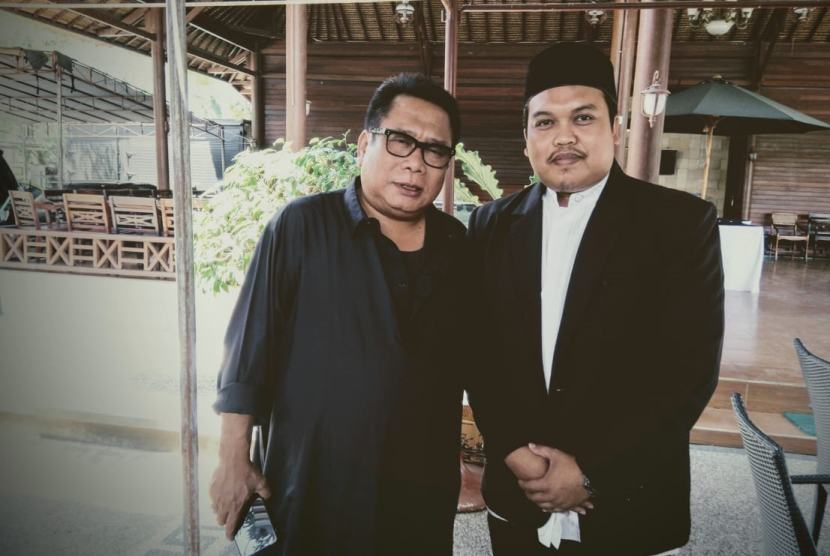 Bupati Lombok Tengah, H  Moh  Suhaili Fadhil Thohir  SH  (kiri) dan Direktur Utama Yayasan Berdayakan Sesama (YBS), Fahrurrozi.