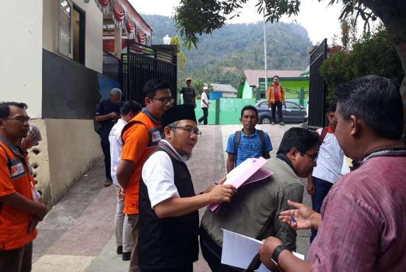 Bupati Lombok Utara Najmul Ahyar menandatangani berkas dokumen di atas punggung pegawainya mengingat keterbatasan pada masa bencana di Lombok Utara, NTB, Senin (20/8).