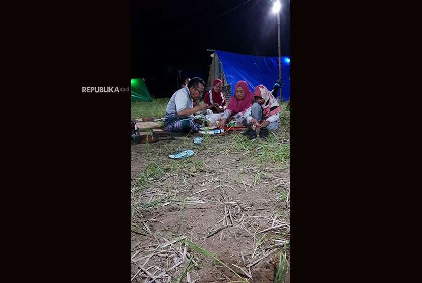 Bupati Lombok Utara Najmul Ahyar tinggal di pengungsian karena rumahnya rusak akibat gempa. Najmul tinggal di posko pengungsian bersama warga Lombok Utara lain di Dusun Menggala, Desa Persiapan Menggala, Kecamatan Pemenang, NTB.