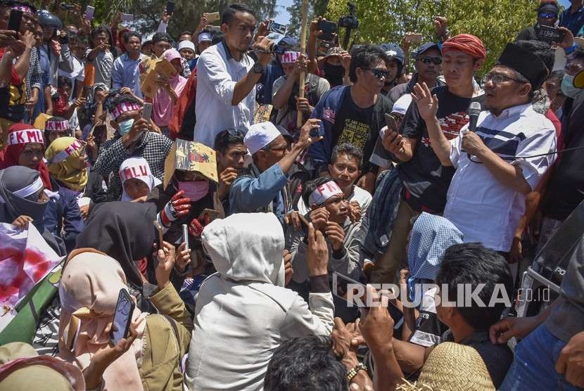 Bupati Lombok Utara Najmul Akhyar (kanan) menemui warga korban gempa yang berunjuk rasa di kantor Bupati Lombok Utara di Tanjung, Lombok Utara, NTB, Rabu (26/9). 