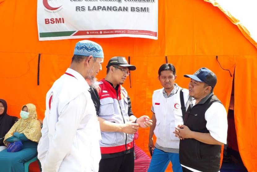 Bupati Lombok Utara, Najmul Akhyar mengunjungi Rumah Sakit Lapangan (RSL) BSMI di Desa Pemenang Barat. 