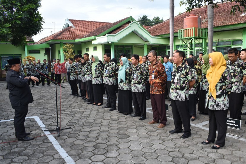 Bupati Madiun Muhtarom (kiri) memberikan pengarahan saat melakukan inspeksi mendadak (sidak) pascalibur nasional dan cuti bersama Pegawai Negeri Sipil (PNS) di Dinas Pendidikan Kabupaten Madiun, Madiun, Jawa Timur, Selasa (3/1). 