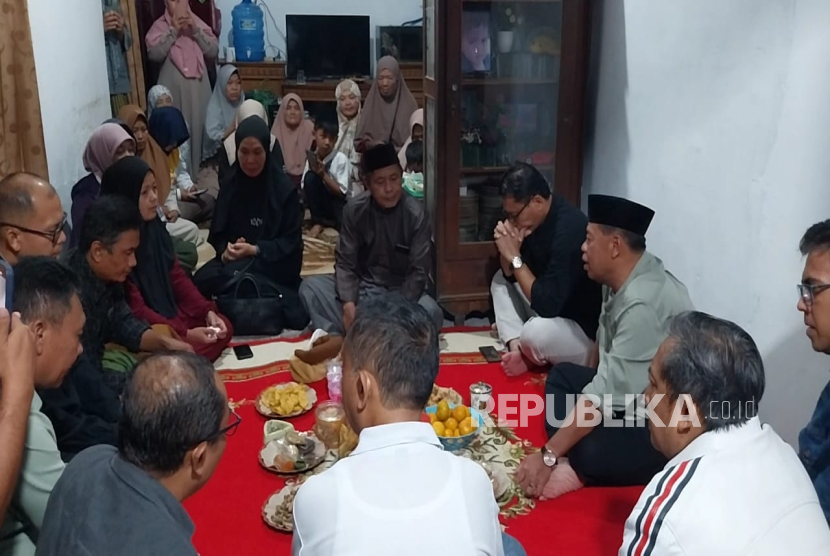 Bupati Majalengka, Eman Suherman saat bertakziah ke rumah duka bocah SD yang tewas dibunuh di toilet masjid di Desa Sadasari, Kecamatan Argapura, Kabupaten Majalengka, Selasa (22/10/2025) malam. 