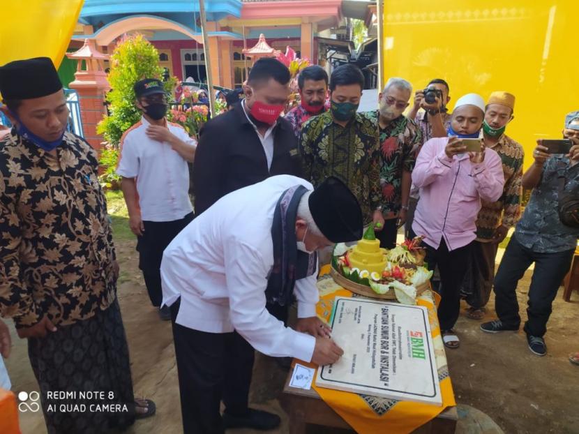 Bupati Malang Drs HM Sanusi MM meresmikan sumur bor dan instalasi arir bersih untuk warga yang dibangun oleh BMH, (Ahad, 6/9).