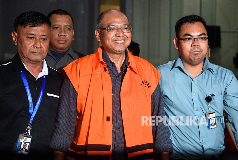 Bupati Malang, Jawa Timur, Rendra Kresna (tengah) dengan rompi tahanan menuju mobil tahanan usai diperiksa di kantor KPK, Jakarta, Senin (15/10). 