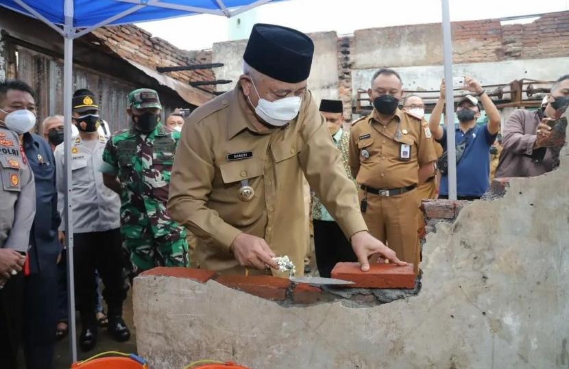 Bupati Malang, M Sanusi melakukan peletakan batu pertama pembangunan Pasar Bululawang, Kabupaten Malang, Senin (14/2/2022). 