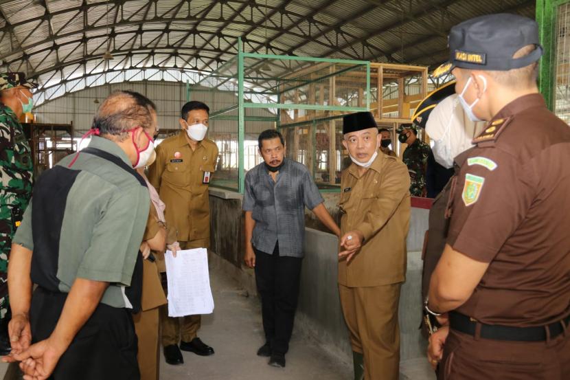 Bupati Malang, M Sanusi melakukan peninjauan ke Pasar Sumedang Kecamatan Kepanjen, Selasa (10/5/2022). Pada kegiatan ini, Sanusi didampingi Sekretaris Daerah Kabupaten Malang, Wahyu Hidayat.