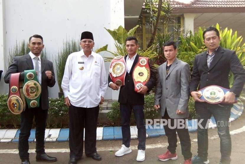 Bupati Malang, Rendra Kresna melepas petinju asal Kecamatan Pakis, Hero Tito (kelas WBC) yang akan bertanding di tingkat internasional, Pendopo Agung Kabupaten Malang, Rabu (29/8).