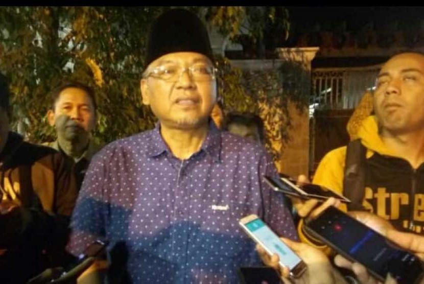 Bupati Malang, Rendra Kresna memberikan keterangan pers seusai penggeledahan ruang kerja dan rumah dinasnya di Pendopo Kabupaten Malang, Senin malam (8/10).