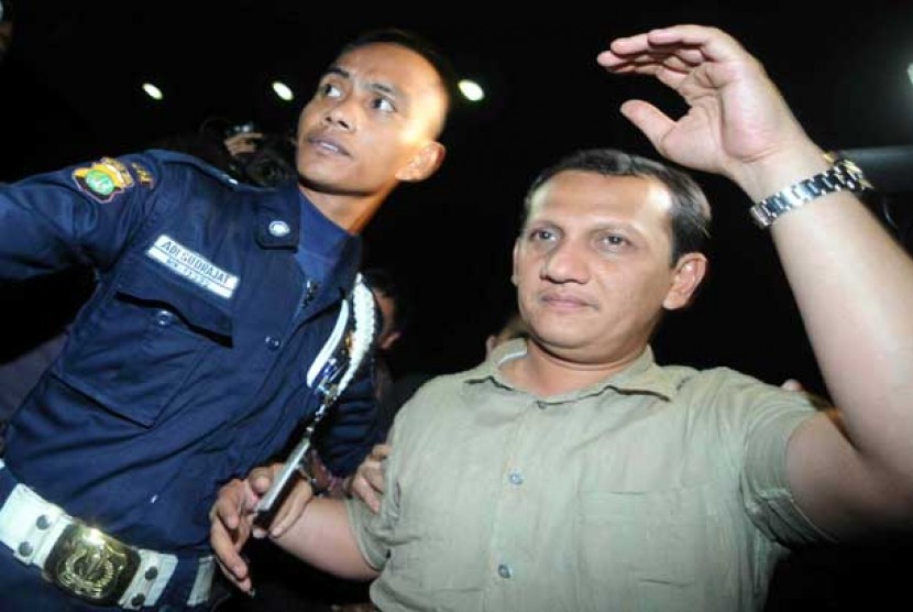 Bupati Mandailing Natal Hidayat Batubara (kanan) datang di gedung KPK usai penangkapan, Jakarta, Rabu (15/5).