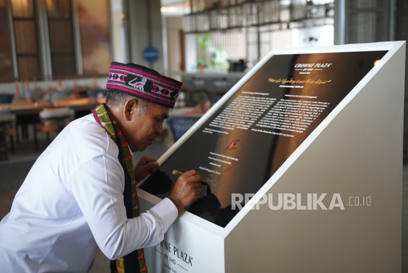 Bupati Manggarai Barat Edistasius Endi saat peresmian Crowne Plaza Labuan Bajo.
