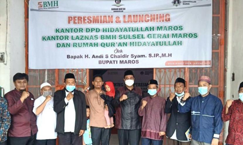 Bupati Maros, Chaidir Syam  meresmikan kantor DPD  Hidayatullah  Maros, kantor BMH Gerai Maros, dan Rumah Quran, Ahad (28/3).  , Ahad  (28/3). 