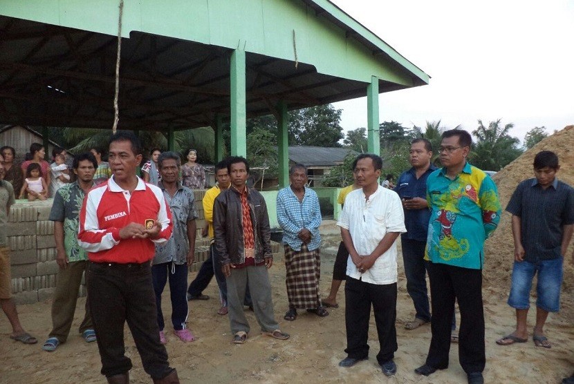 Bupati Mesuji Khamami (baju merah) berbincang dengan warga Desa Sungai Sidang, Kecamatan Rawajitu Utara, Kabupaten Mesuji, Lampung. Pemkab Mesuji menyiapkan lahan untuk bandara perintis di kabupatennya. 