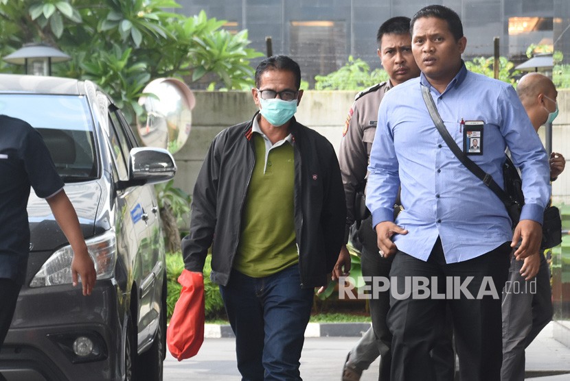 Mesuji District Head Khamami (left) arrives at KPK office after being caught in a sting operation (OTT), Jakarta, Thursday (Jan 24).